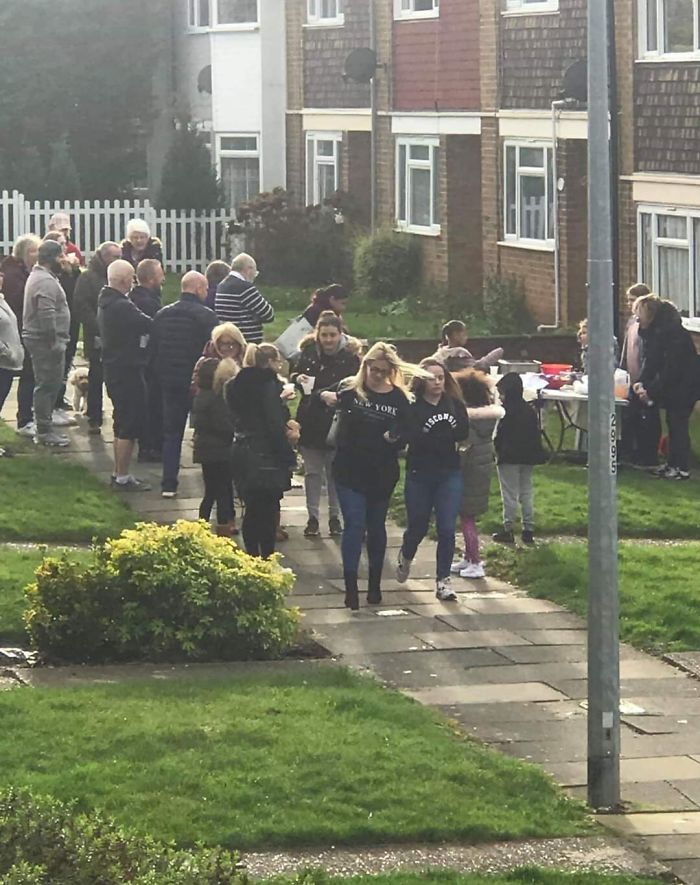 6-Year-Old Girl In My Hometown Sets Up Charity Lemonade Stand After Seeing The News About The Australian Wildfires. This Was The Response Of Our Community