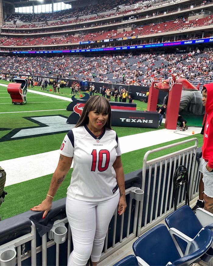 After DeAndre Hopkins' Tradition To Give His Blind Mother A Touchdown Ball Went Viral, His Family Shared A Tragic Life Story After DeAndre Hopkins' Tradition To Give His Blind Mother A Touchdown Ball Went Viral, His Family Shared A Tragic Life Story