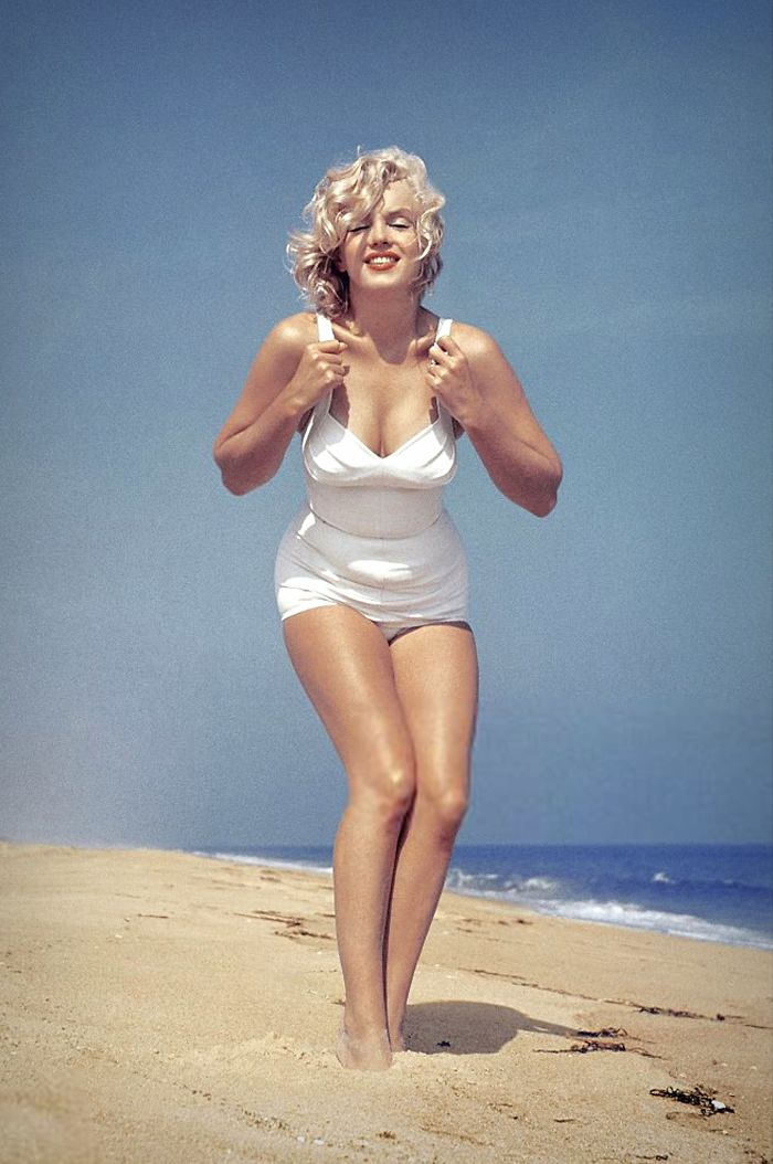 Beautiful Pics Of Marilyn Monroe On The Beach Taken By Sam Shaw In 1957 (17 Pics)