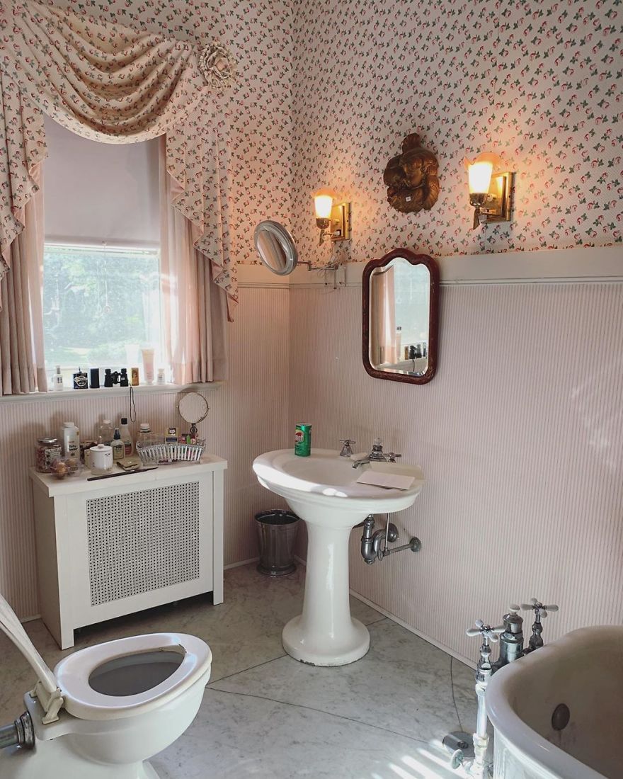 I Spent Five Years Photographing Bathrooms In Cleveland.