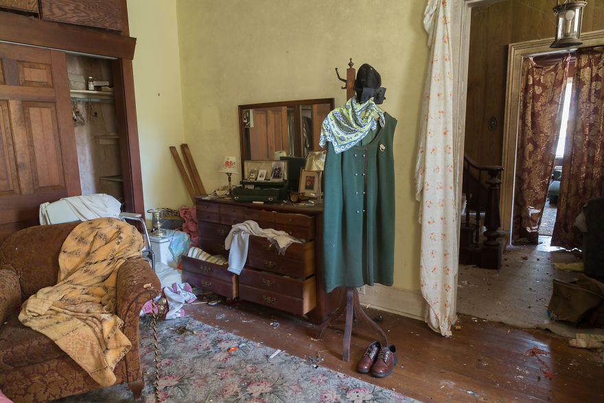 This German American House Was Left Behind With All Its Belonging Still Inside (17 Pics) This German American House Was Left Behind With All Its Belonging Still Inside (17 Pics)