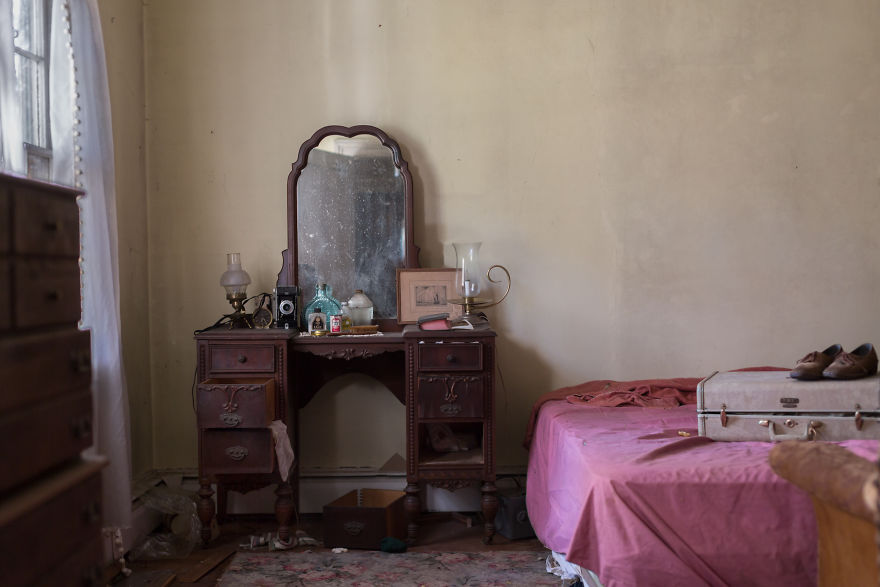 This German American House Was Left Behind With All Its Belonging Still Inside (17 Pics)