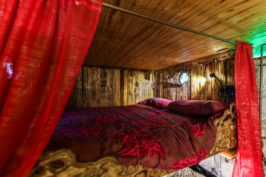 Retired Police Officer Follow His Dream Of Converting A Van In Lord Of The Rings Retired Police Officer Follow His Dream Of Converting A Van In Lord Of The Rings