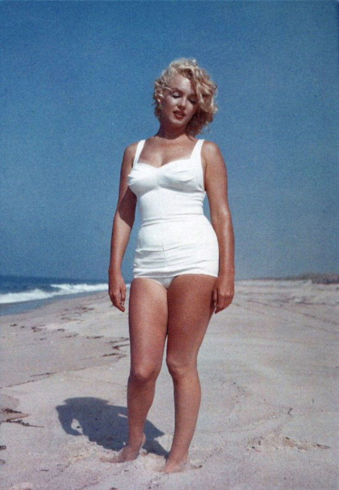 Beautiful Pics Of Marilyn Monroe On The Beach Taken By Sam Shaw In 1957 (17 Pics)