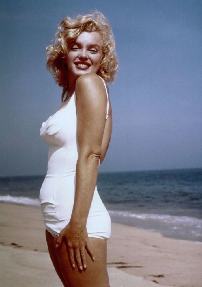 Beautiful Pics Of Marilyn Monroe On The Beach Taken By Sam Shaw In 1957 (17 Pics)