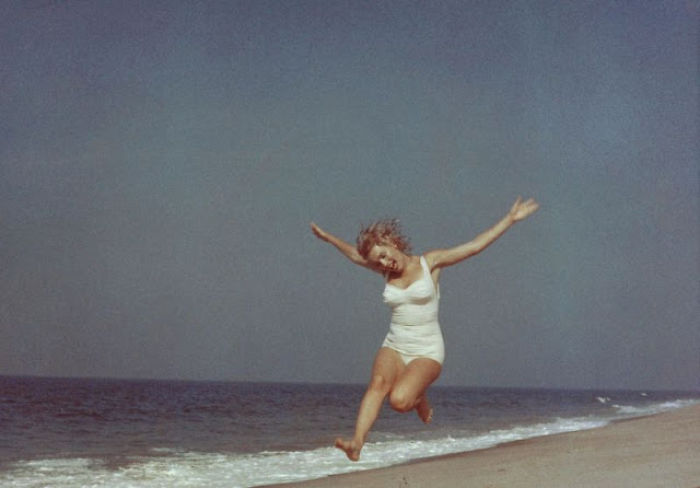 Beautiful Pics Of Marilyn Monroe On The Beach Taken By Sam Shaw In 1957 (17 Pics)