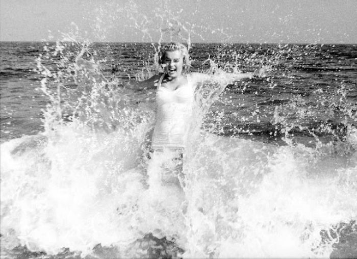 Beautiful Pics Of Marilyn Monroe On The Beach Taken By Sam Shaw In 1957 (17 Pics)