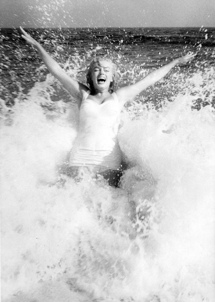 Beautiful Pics Of Marilyn Monroe On The Beach Taken By Sam Shaw In 1957 (17 Pics)