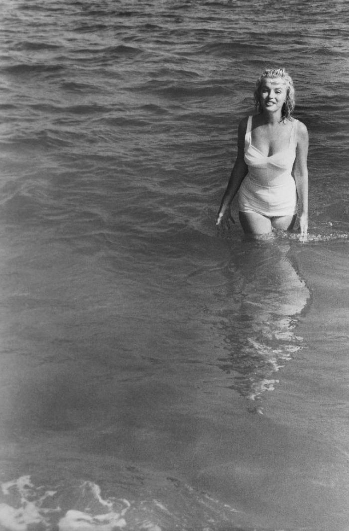 Beautiful Pics Of Marilyn Monroe On The Beach Taken By Sam Shaw In 1957 (17 Pics)