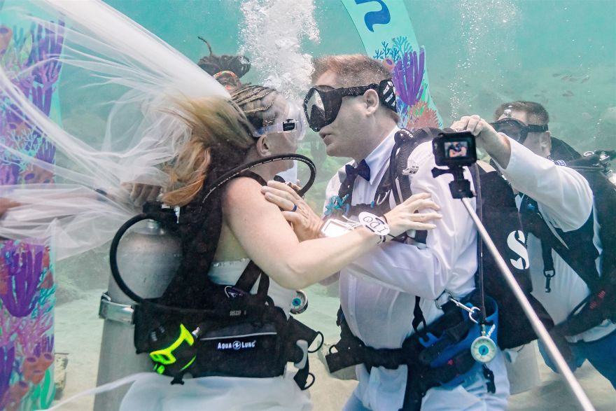 We Captured A Beautiful Wedding Which Happened 32 Feet Underwater (11 Pics) We Captured A Beautiful Wedding Which Happened 32 Feet Underwater (11 Pics)