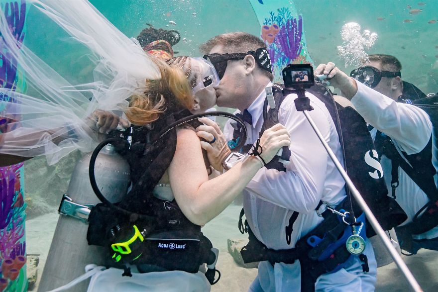 We Captured A Beautiful Wedding Which Happened 32 Feet Underwater (11 Pics) We Captured A Beautiful Wedding Which Happened 32 Feet Underwater (11 Pics)