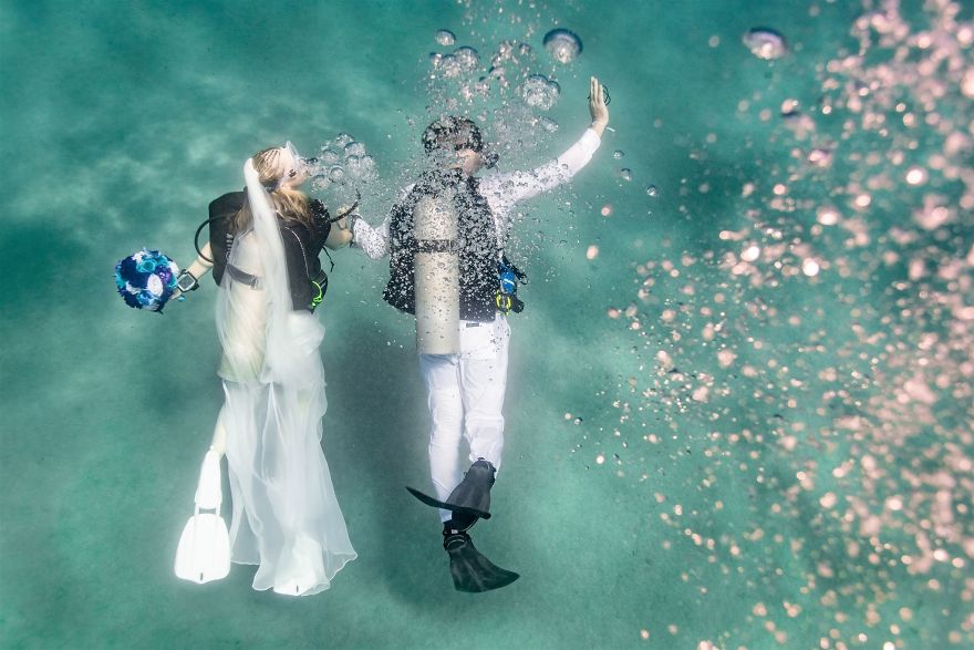 We Captured A Beautiful Wedding Which Happened 32 Feet Underwater (11 Pics) We Captured A Beautiful Wedding Which Happened 32 Feet Underwater (11 Pics)