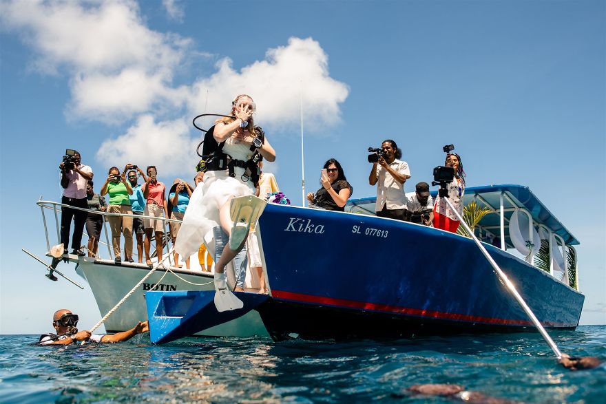 We Captured A Beautiful Wedding Which Happened 32 Feet Underwater (11 Pics) We Captured A Beautiful Wedding Which Happened 32 Feet Underwater (11 Pics)