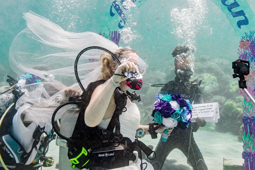 We Captured A Beautiful Wedding Which Happened 32 Feet Underwater (11 Pics) We Captured A Beautiful Wedding Which Happened 32 Feet Underwater (11 Pics)