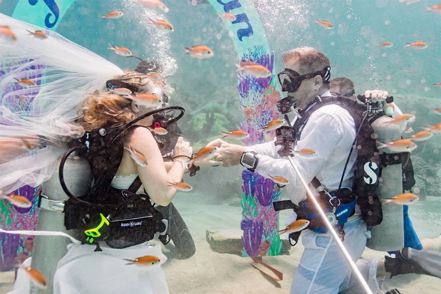 We Captured A Beautiful Wedding Which Happened 32 Feet Underwater (11 Pics) We Captured A Beautiful Wedding Which Happened 32 Feet Underwater (11 Pics)