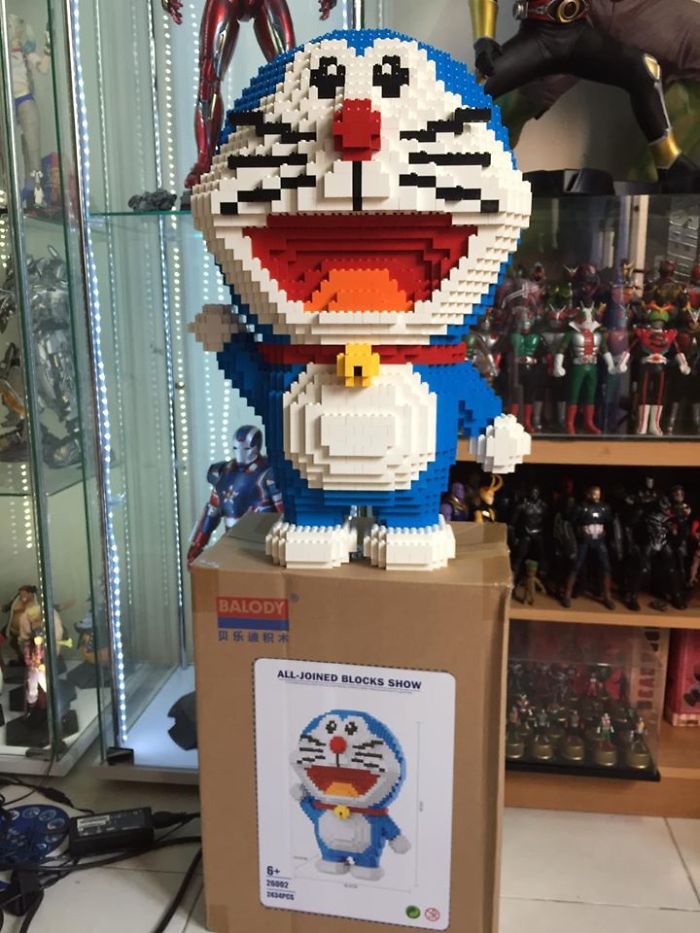 Cat Destroys A 2,432-Piece Doraemon Figure That Took Its Owner 7 Days To Make, Doesn't Seem To Regret It Cat Destroys A 2,432-Piece Doraemon Figure That Took Its Owner 7 Days To Make, Doesn't Seem To Regret It