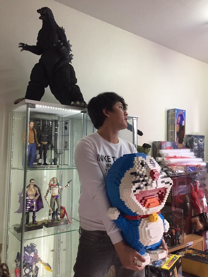 Cat Destroys A 2,432-Piece Doraemon Figure That Took Its Owner 7 Days To Make, Doesn't Seem To Regret It Cat Destroys A 2,432-Piece Doraemon Figure That Took Its Owner 7 Days To Make, Doesn't Seem To Regret It