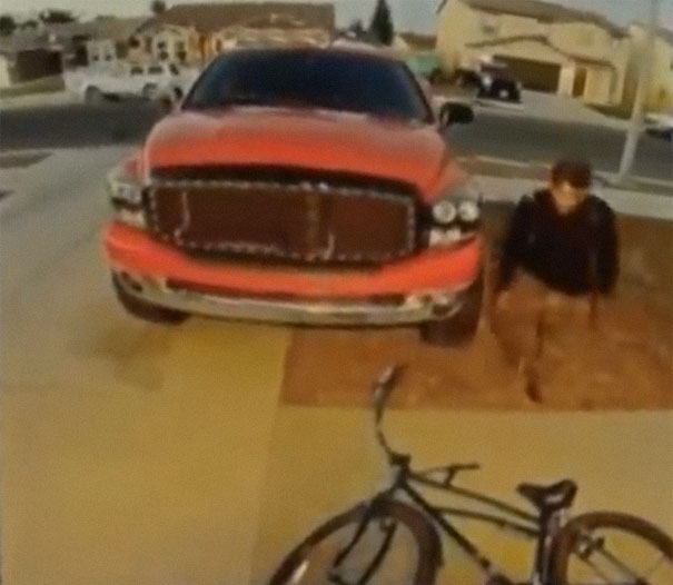 Couple Baits Thieves With Unsecured Bikes And Then Beats Them With Bats, But Not Everyone Thinks It's Okay
