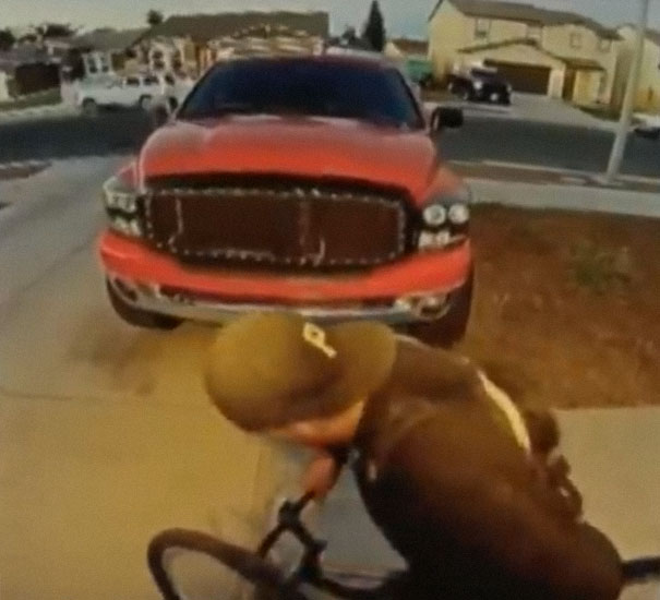 Couple Baits Thieves With Unsecured Bikes And Then Beats Them With Bats, But Not Everyone Thinks It's Okay Couple Baits Thieves With Unsecured Bikes And Then Beats Them With Bats, But Not Everyone Thinks It's Okay