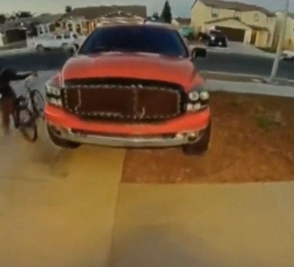 Couple Baits Thieves With Unsecured Bikes And Then Beats Them With Bats, But Not Everyone Thinks It's Okay