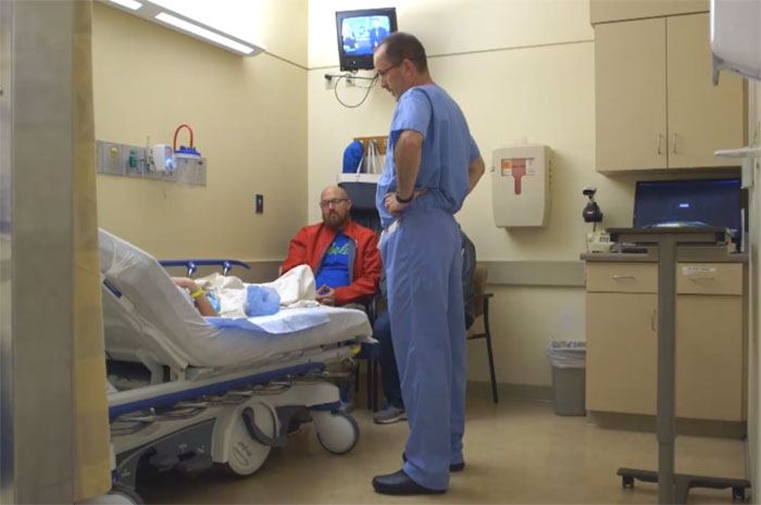 Wholesome Doctor Draws Cartoons On Kids' Post-Op Dressings Wholesome Doctor Draws Cartoons On Kids' Post-Op Dressings