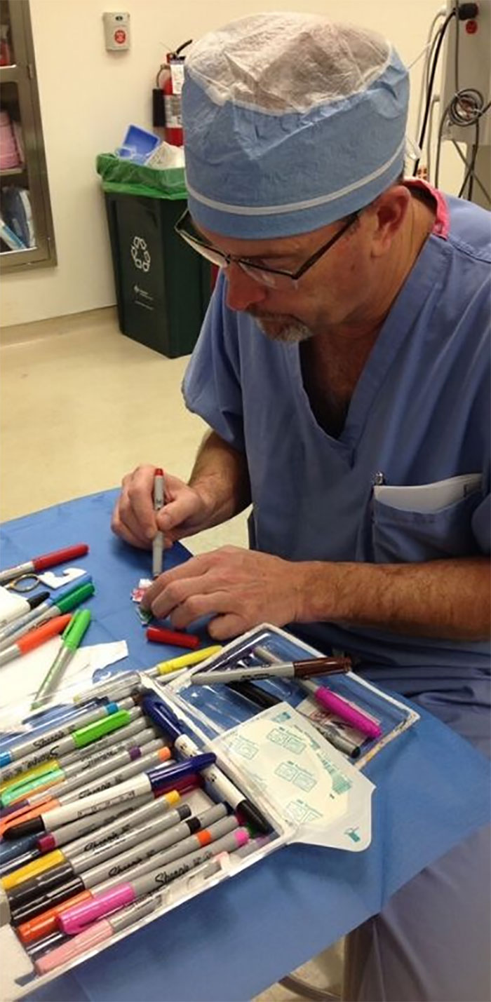 Wholesome Doctor Draws Cartoons On Kids' Post-Op Dressings Wholesome Doctor Draws Cartoons On Kids' Post-Op Dressings