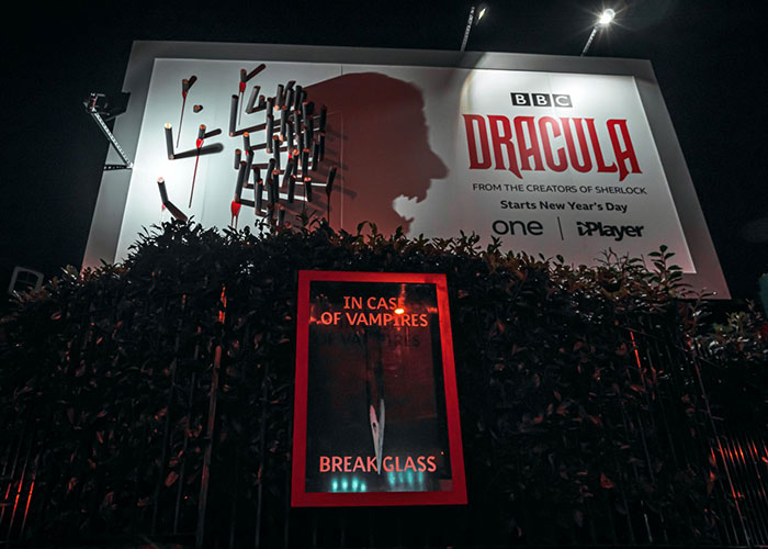BBC's Dracula Billboard Confuses People During The Daytime But Grabs Attention At Night BBC's Dracula Billboard Confuses People During The Daytime But Grabs Attention At Night
