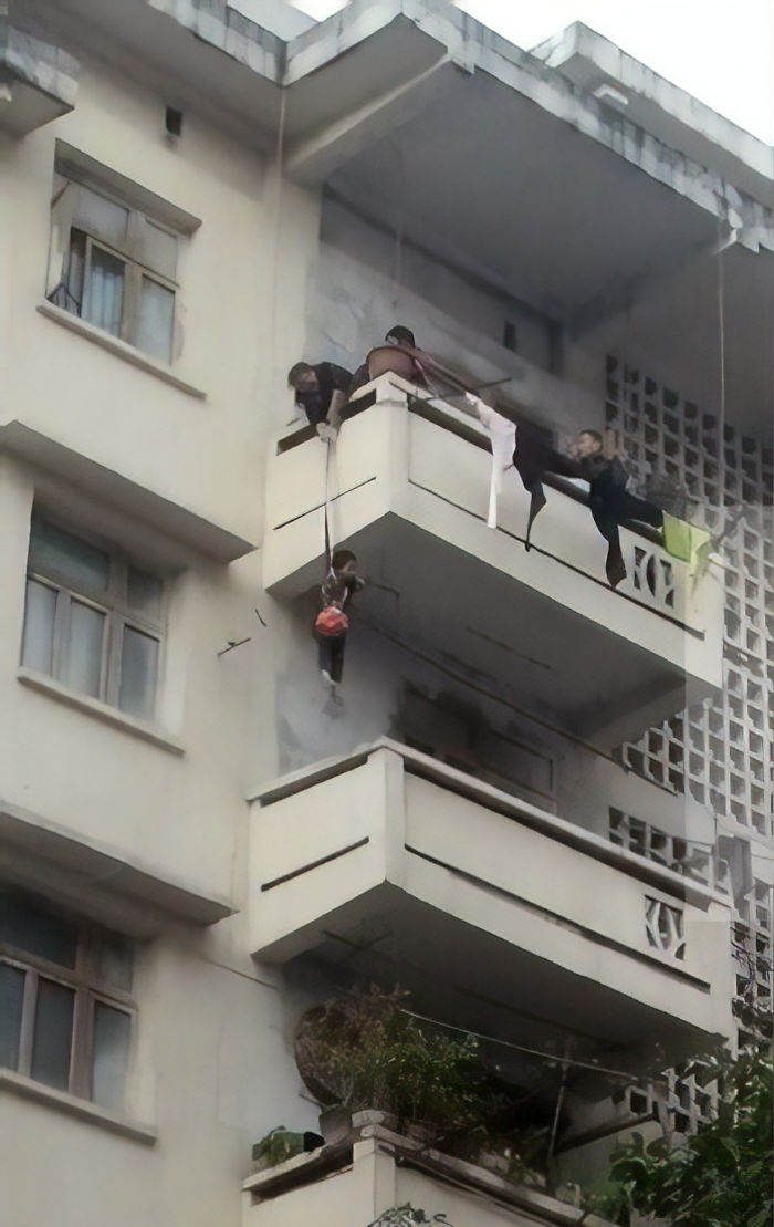 Grandma Goes Mission Impossible While Dangling A 7 Y.O. From The 5th Floor to Rescue Her Cat Grandma Goes Mission Impossible While Dangling A 7 Y.O. From The 5th Floor to Rescue Her Cat