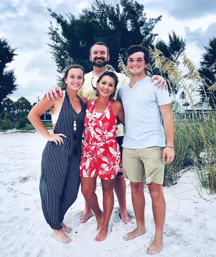 Mom Shares Heartfelt Explanation On Why Parents Have To "Soak It All In" While The Kids Are Still Young, Goes Viral Mom Shares Heartfelt Explanation On Why Parents Have To "Soak It All In" While The Kids Are Still Young, Goes Viral