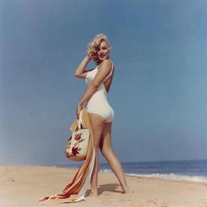 Beautiful Pics Of Marilyn Monroe On The Beach Taken By Sam Shaw In 1957 (17 Pics)