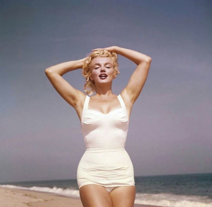 Beautiful Pics Of Marilyn Monroe On The Beach Taken By Sam Shaw In 1957 (17 Pics)