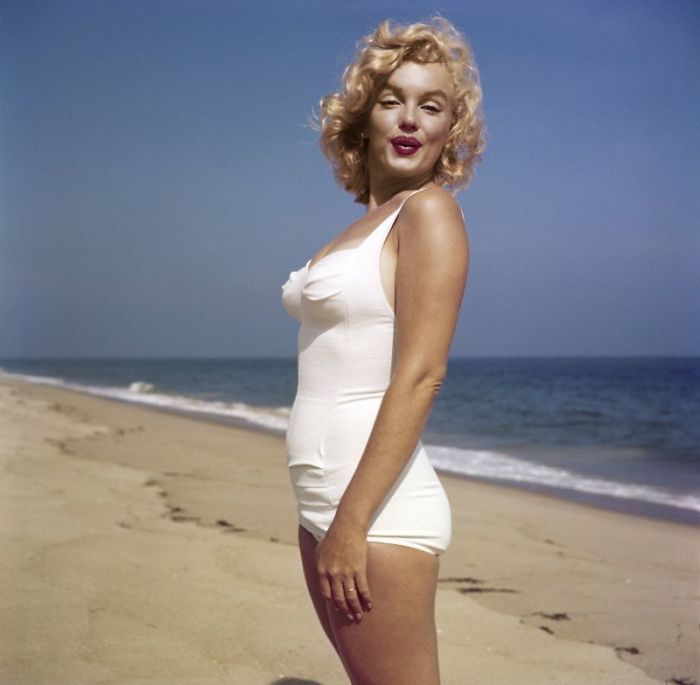 Beautiful Pics Of Marilyn Monroe On The Beach Taken By Sam Shaw In 1957 (17 Pics)