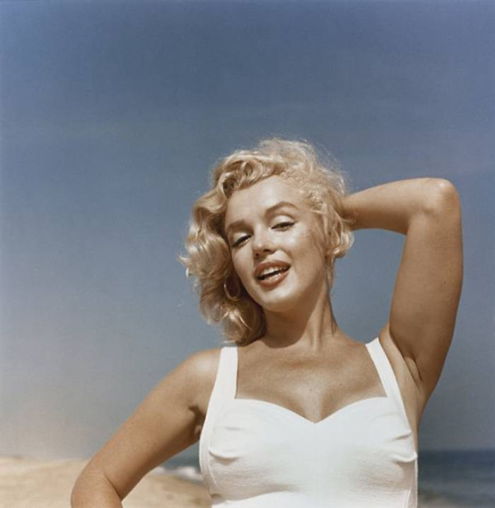 Beautiful Pics Of Marilyn Monroe On The Beach Taken By Sam Shaw In 1957 (17 Pics)