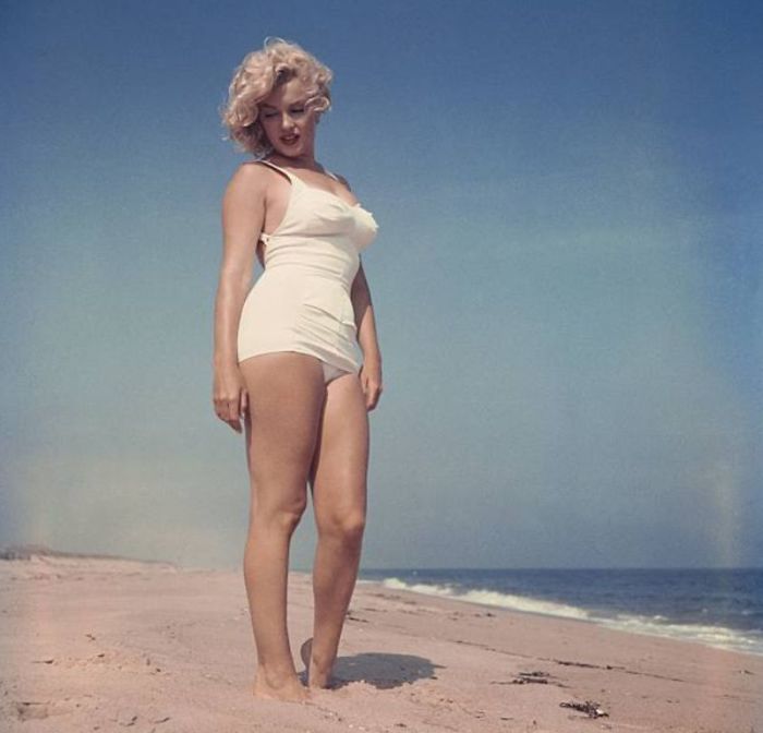 Beautiful Pics Of Marilyn Monroe On The Beach Taken By Sam Shaw In 1957 (17 Pics)