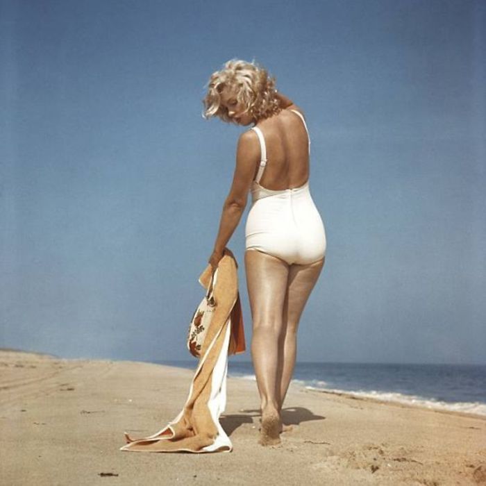 Beautiful Pics Of Marilyn Monroe On The Beach Taken By Sam Shaw In 1957 (17 Pics)