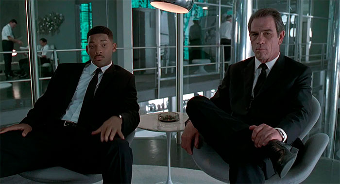 Women Tell Man Not To Mansplain "Men In Black" To Them, Turns Out He's The Writer Women Tell Man Not To Mansplain "Men In Black" To Them, Turns Out He's The Writer