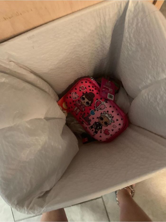 Ungrateful Girl Throws Pencil Case Mom Bought Her In The Trash, Learns A Lesson When Mom Replaces It With A Ziploc Bag Ungrateful Girl Throws Pencil Case Mom Bought Her In The Trash, Learns A Lesson When Mom Replaces It With A Ziploc Bag