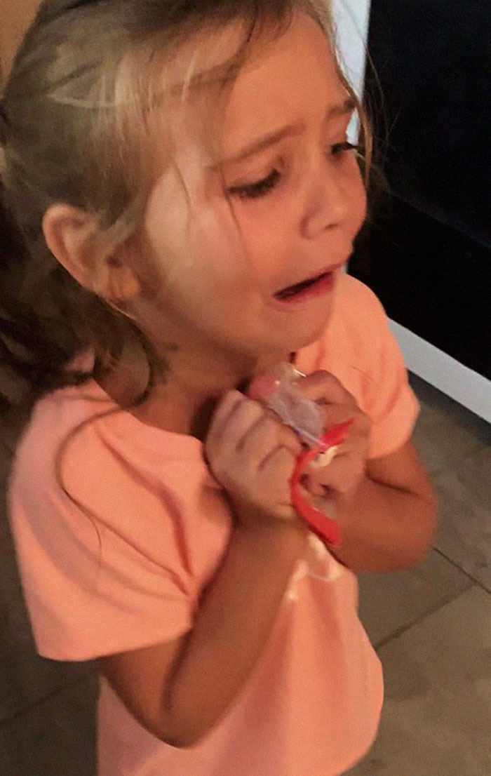 Ungrateful Girl Throws Pencil Case Mom Bought Her In The Trash, Learns A Lesson When Mom Replaces It With A Ziploc Bag Ungrateful Girl Throws Pencil Case Mom Bought Her In The Trash, Learns A Lesson When Mom Replaces It With A Ziploc Bag