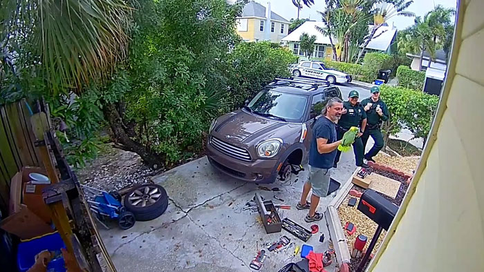 Man Has 4 Cops Show Up To His House Because His Parrot Screaming 'Let Me Out' Sounds Like A Woman Man Has 4 Cops Show Up To His House Because His Parrot Screaming 'Let Me Out' Sounds Like A Woman