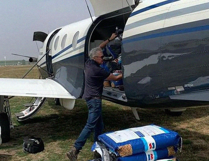 Animals Who Survived Australian Fires Are Starving, So These Planes Dropped Tons Of Vegetables For Them Animals Who Survived Australian Fires Are Starving, So These Planes Dropped Tons Of Vegetables For Them