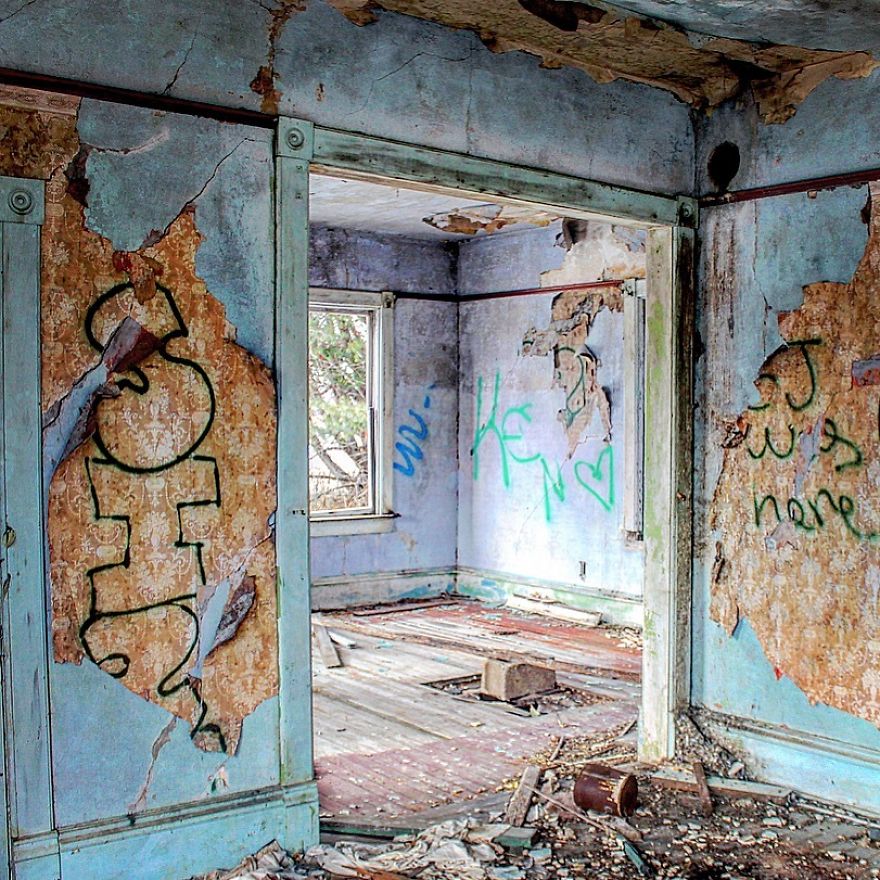 Exploring Abandoned Homes Throughout Rural Wisconsin