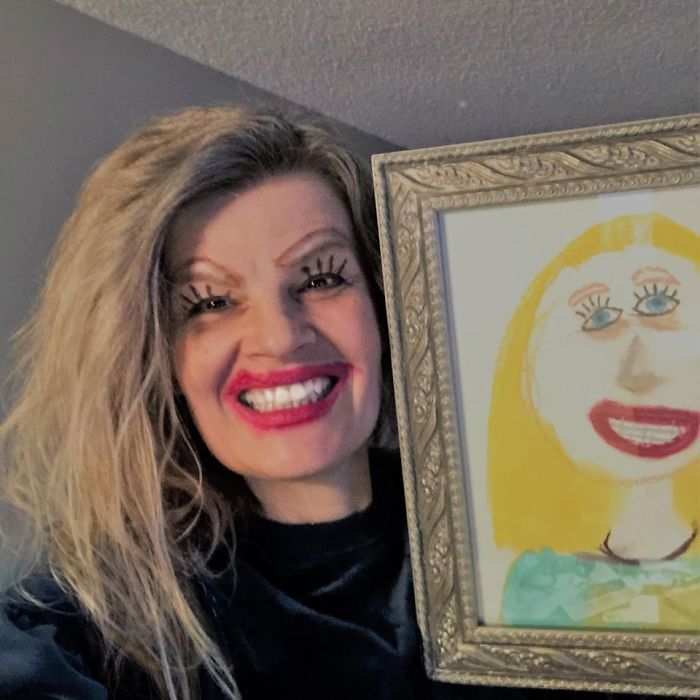 Mom Posts A Hilarious Selfie Posing Next To Her Daughter’s Drawing Mom Posts A Hilarious Selfie Posing Next To Her Daughter’s Drawing