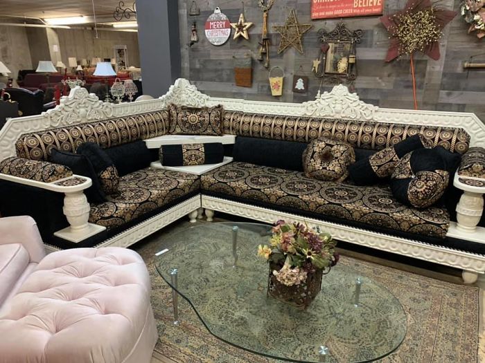 Found This Rather Interesting Couch At Underground Vault In Hooksett Nh. My Husband Immediately Said “That Would Look F***ing Amazing In A Tattoo Shop”. I Showed My 10 Year Who Said “That Thing Is Hideous And Is Not Coming Home W/ Us”