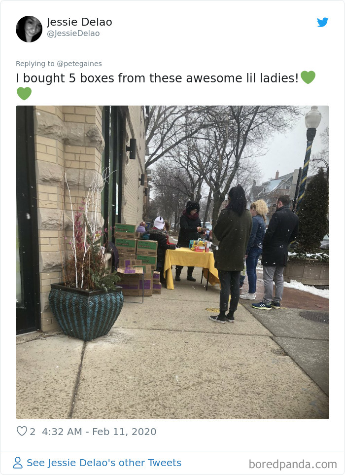 Girl Scouts Set Up Their Stall Outside A Weed Dispensary In Chicago, Sell Several Hundred Boxes Girl Scouts Set Up Their Stall Outside A Weed Dispensary In Chicago, Sell Several Hundred Boxes