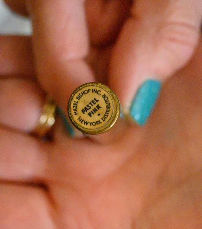 A School Found A Purse That Was Lost Back In The 50s, And It's Like A Time Capsule For People Of The Generation A School Found A Purse That Was Lost Back In The 50s, And It's Like A Time Capsule For People Of The Generation