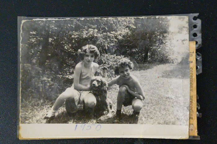 A School Found A Purse That Was Lost Back In The 50s, And It's Like A Time Capsule For People Of The Generation A School Found A Purse That Was Lost Back In The 50s, And It's Like A Time Capsule For People Of The Generation