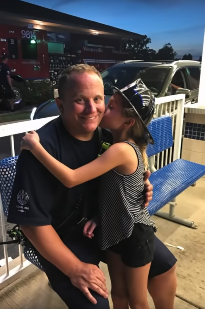 Man Interrupts A Family Photoshoot To Tell His Wife’s Daughter That He’s Adopting Her Man Interrupts A Family Photoshoot To Tell His Wife’s Daughter That He’s Adopting Her