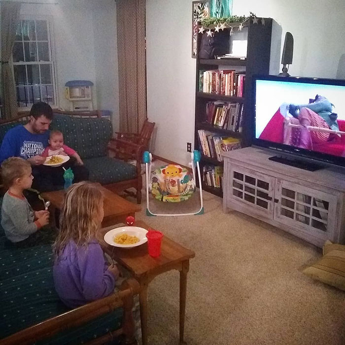 Mom Updates The Existing Food Pyramid To What Her Kids Are Actually Willing To Eat Mom Updates The Existing Food Pyramid To What Her Kids Are Actually Willing To Eat