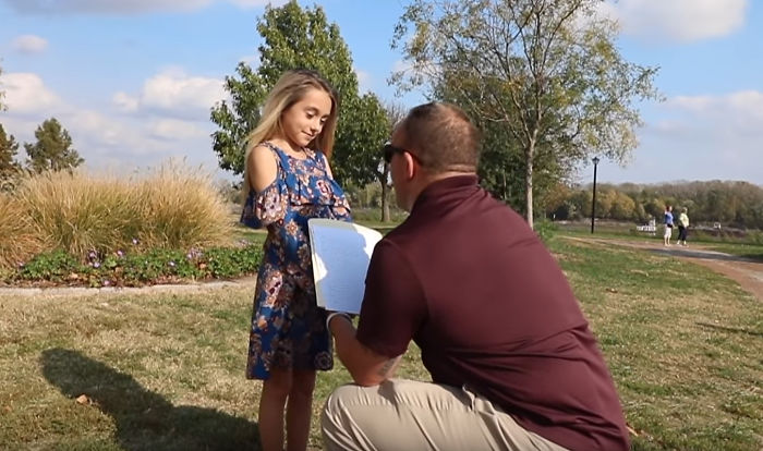 Man Interrupts A Family Photoshoot To Tell His Wife’s Daughter That He’s Adopting Her Man Interrupts A Family Photoshoot To Tell His Wife’s Daughter That He’s Adopting Her
