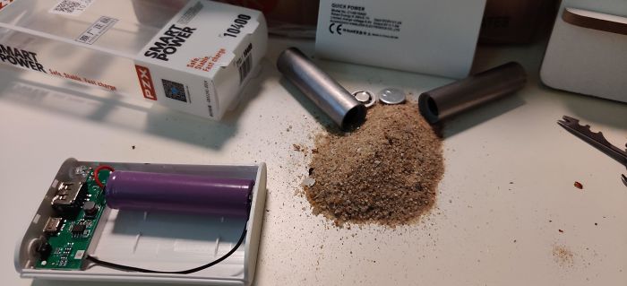 Bought This 2 Dollar Power Bank To Check What's Inside. Was Not Disappointed